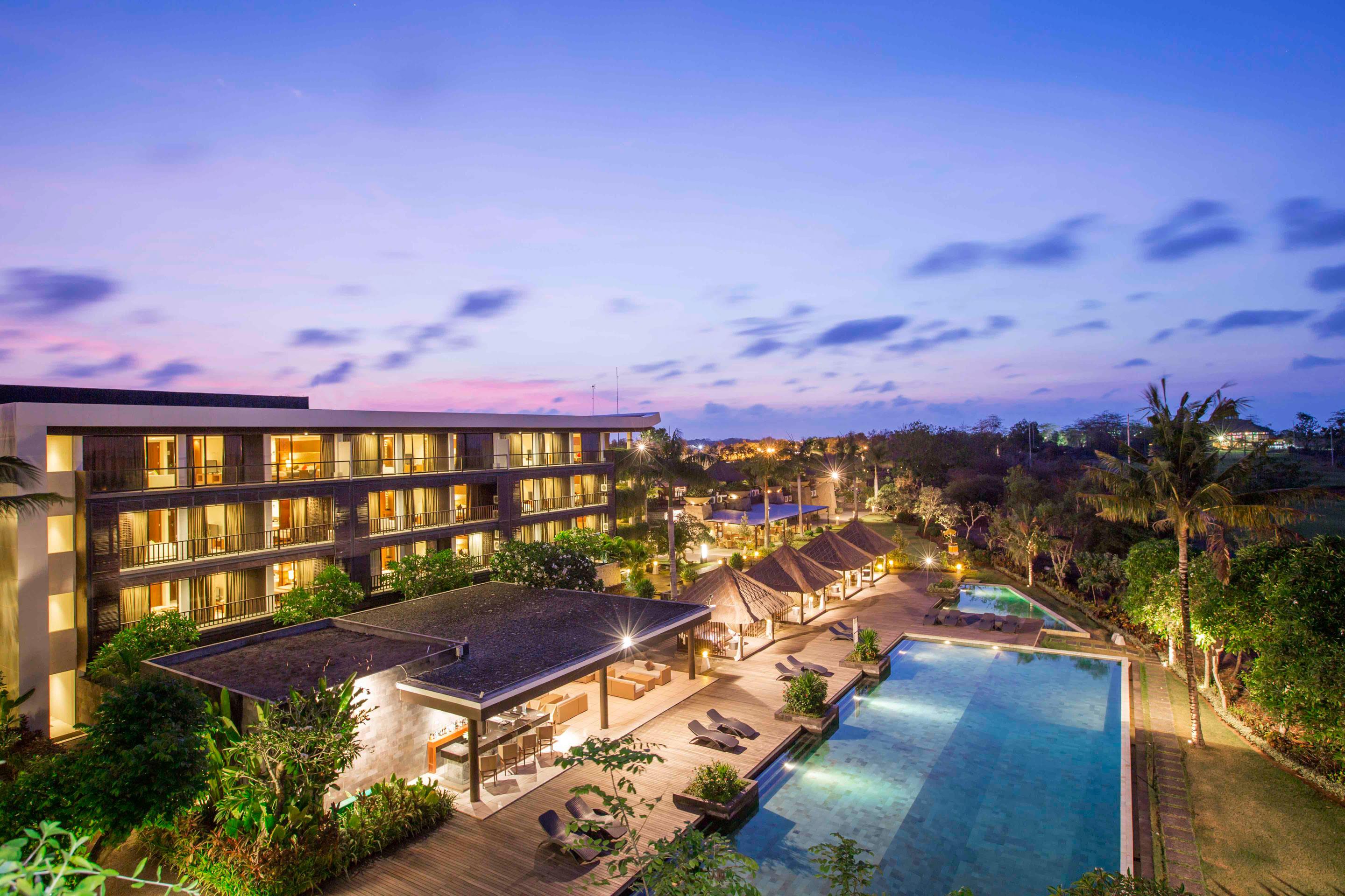 Отель Le Grande Bali Улувату Экстерьер фото The hotel at dusk
