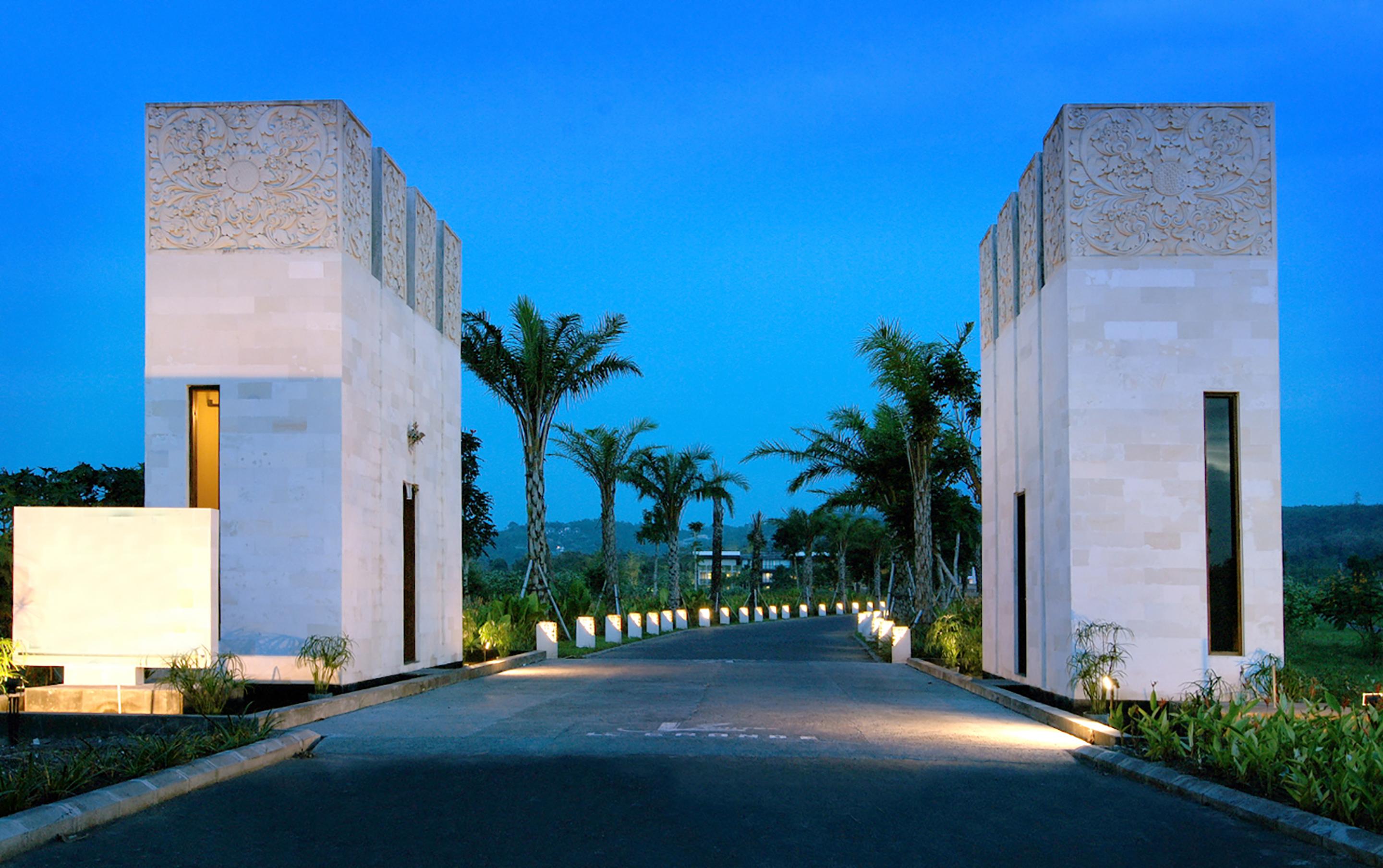 Отель Le Grande Bali Улувату Экстерьер фото Entrance to the resort